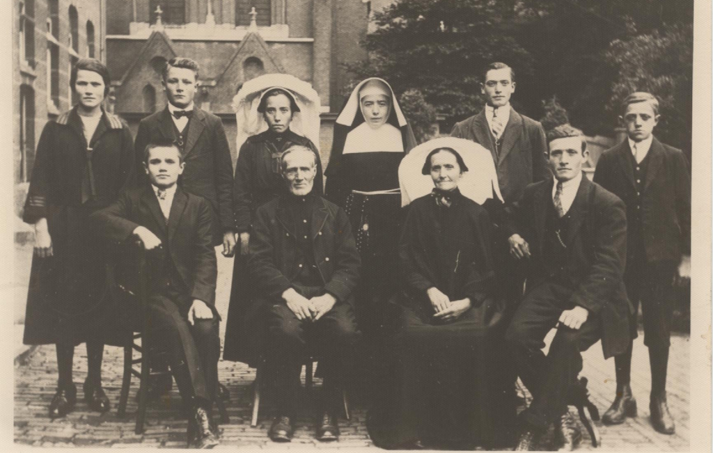 Adrianus Bosch en Maria Smulders met hun 8 kinderen